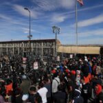 Venezolanos, y otros migrantes, exigieron entrada a EEUU en frontera con México