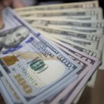 Ecoanalítica: 1 de cada 5 dólares en Venezuela circulan fuera del sistema financiero