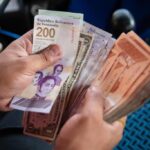 El dólar abre la semana en 471,70 bolívares