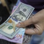 El dólar inicia la semana en 446,80 bolívares