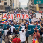 Policías antimotines bloquean marcha de trabajadores y jubilados hacia Miraflores en Caracas