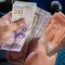 Fotografía de archivo del 26 de agosto del 2024 de una persona contando billetes en Caracas (Venezuela). EFE/ Ronald Peña