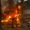 Un incendio consume desde la madrugada de este jueves el centro comercial Los Cedros, ubicado entre las avenidas Bolívar y Raúl Leoni, en Porlamar, municipio Mariño.

Funcionarios del cuerpo de bomberos, Protección Civil y otras instituciones ya se encuentran en el sitio trabajando para sofocar las llamas.

#30Jul
